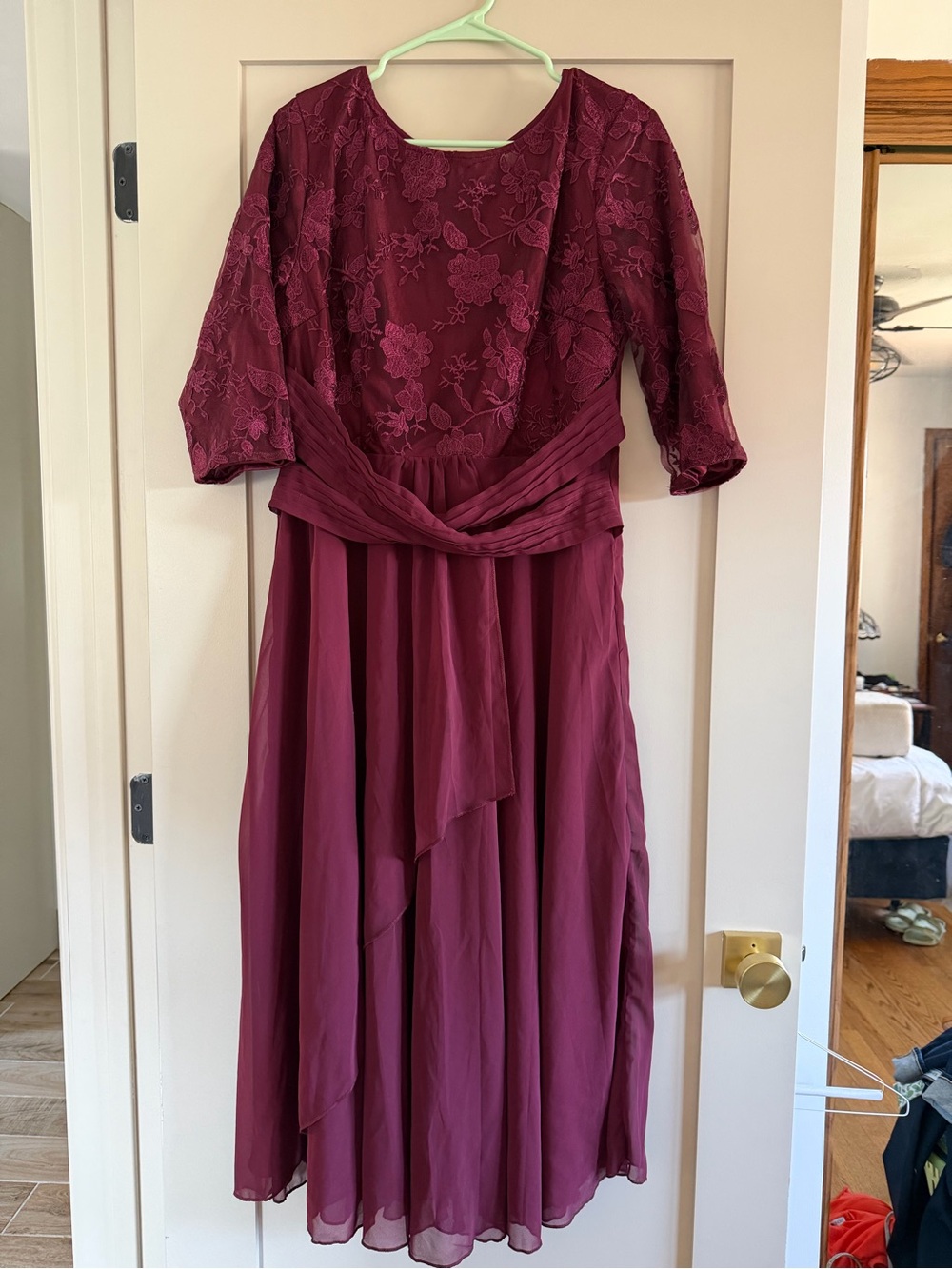 Elegant Burgundy Lace & Chiffon Women's Dress